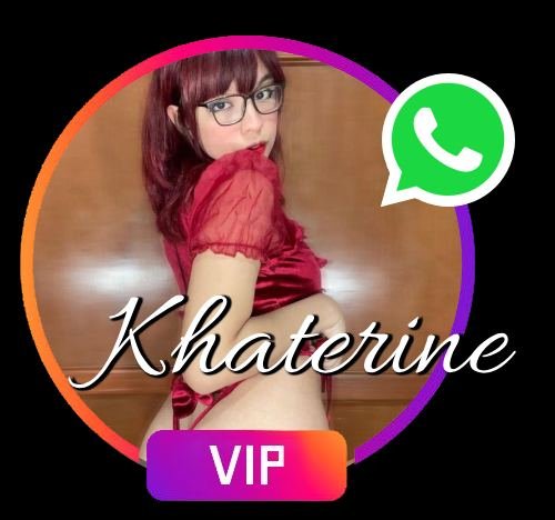 Katherine bella chica nerd escort de tanga roja.