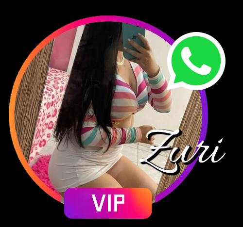 Zuri bella chica delgadita en selfie.